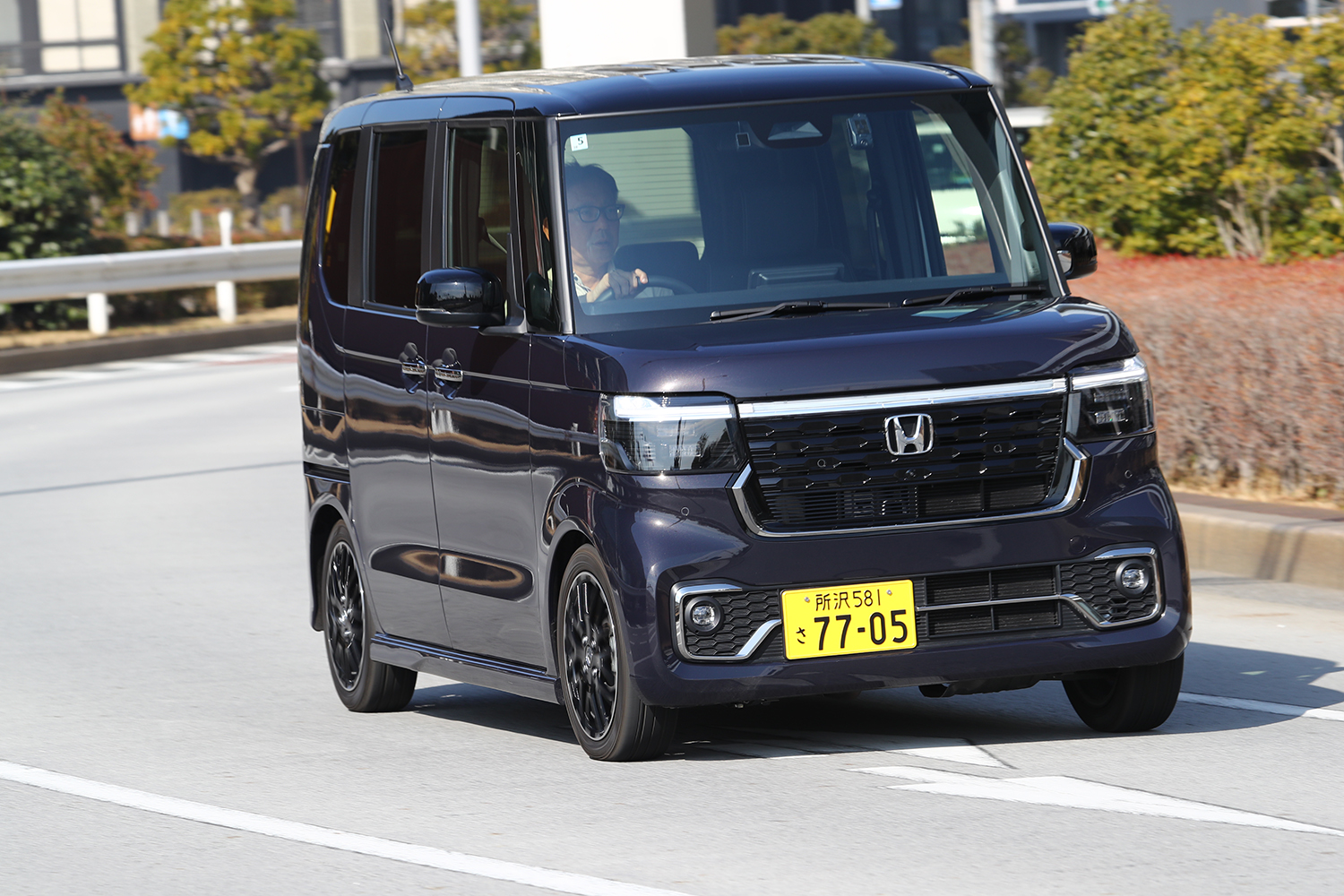 ホンダN-BOXの走行シーン