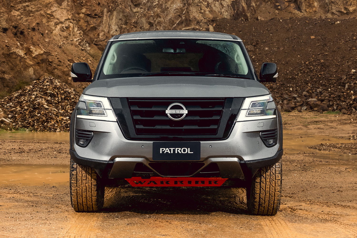 日産パトロール・ウォリアーの真正面フロントスタイリング