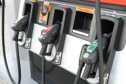 なぜ欧州車は実用車でもハイオク指定なのか？　日本とは違うガソリン事情