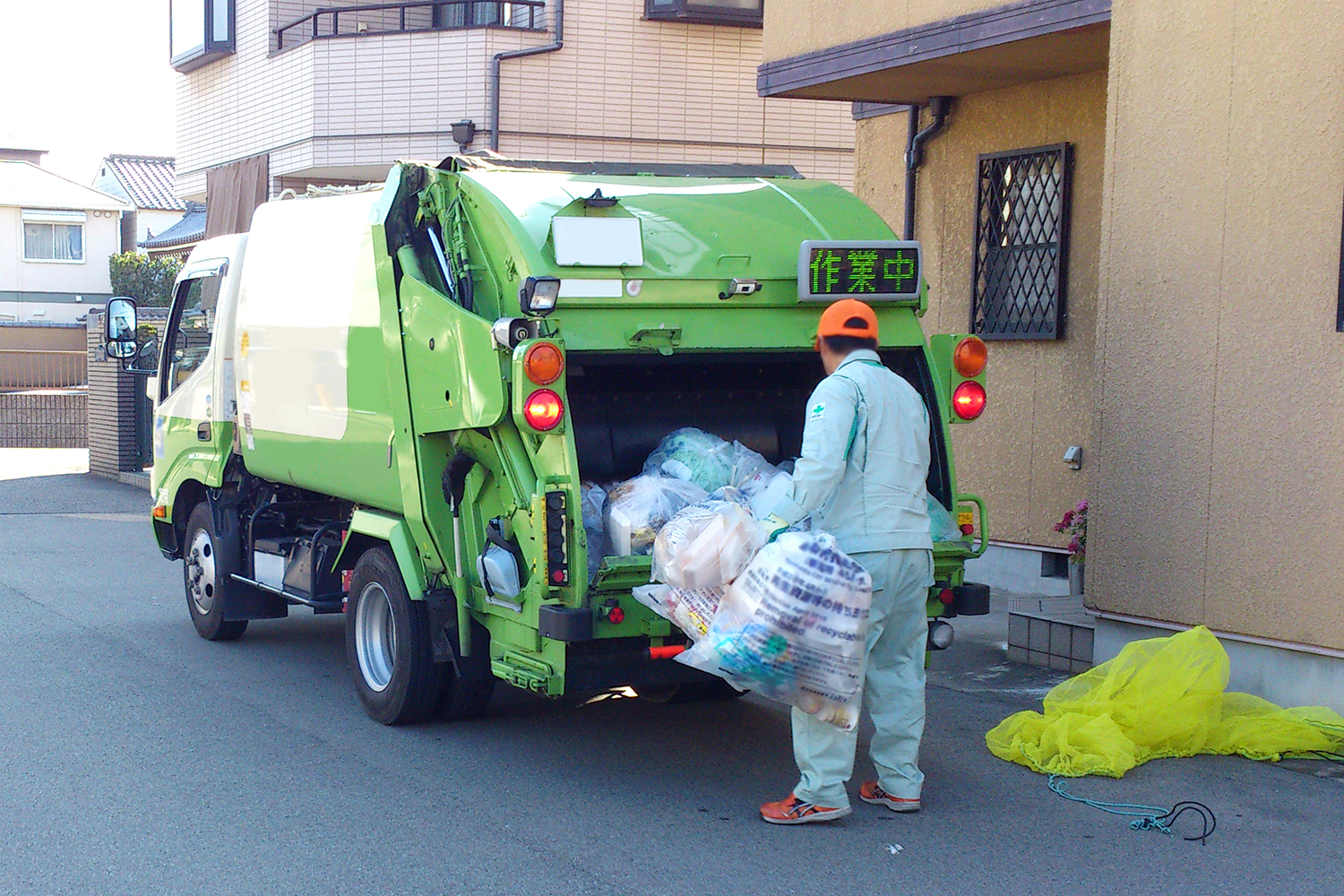 ゴミを収集するパッカー車