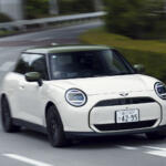 【画像】ミニ×ポール・スミスとか500e×アルマーニって普通に乗っちゃ恥ずかしい!?　乗り手のセンスも問われる「ハイブランドコラボ車」と「歴史に残るアパレルコラボ車」大全 〜 画像2