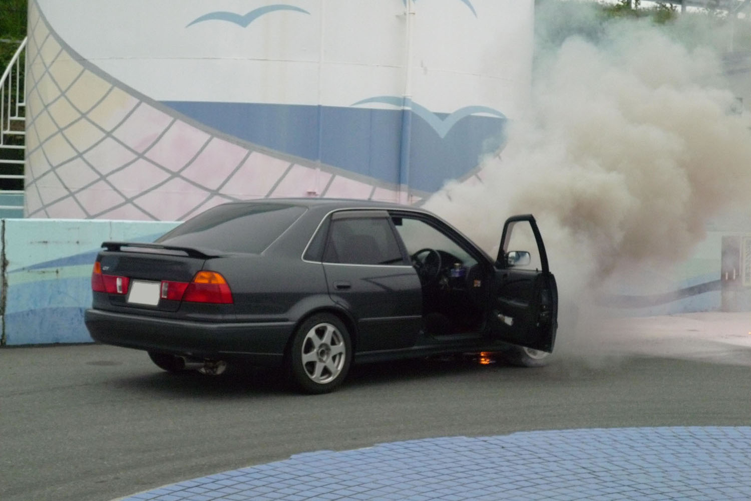 エンジンルームから出火している車両 〜 画像8