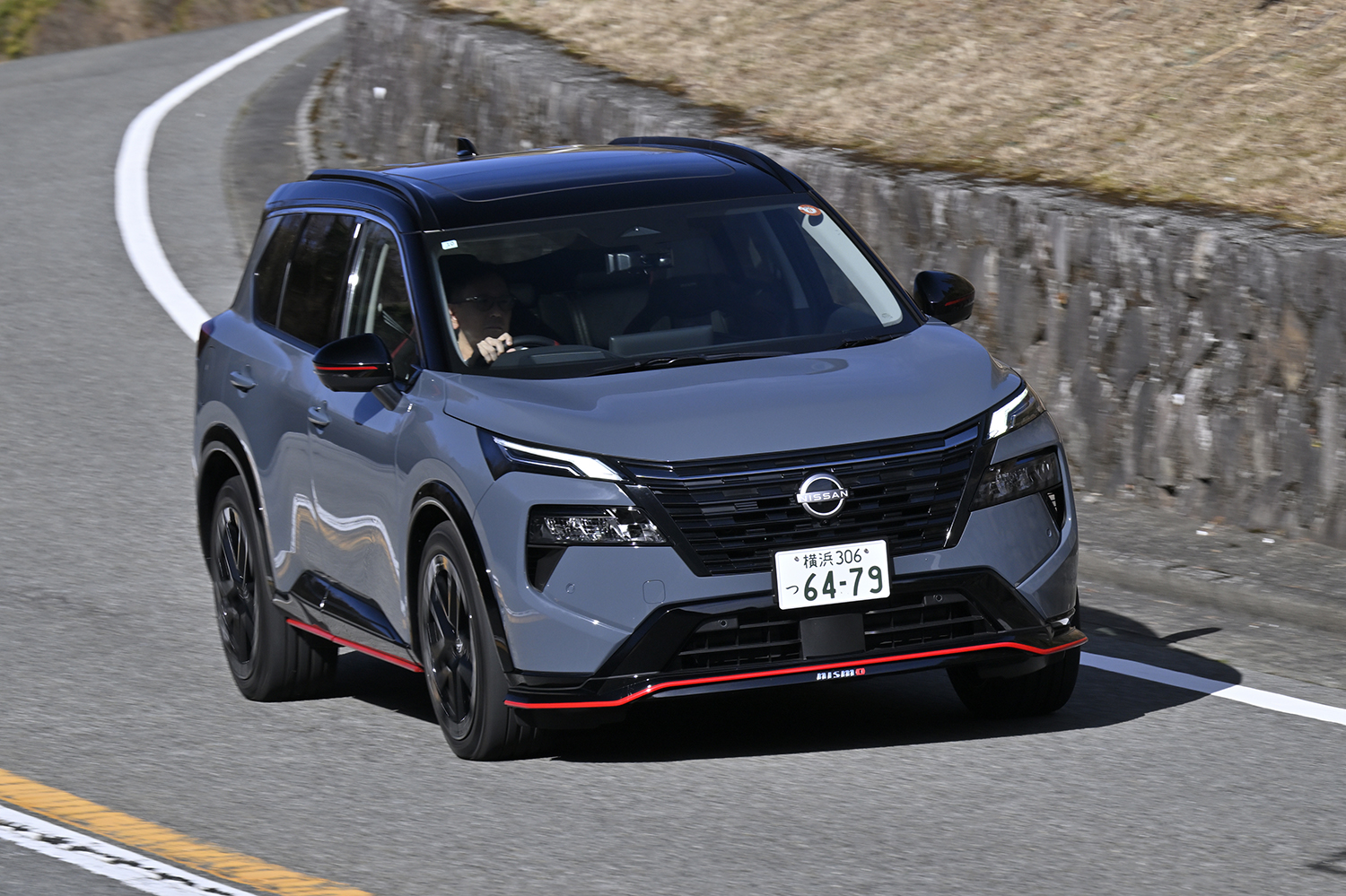 日産エクストレイルニスモの走行シーン