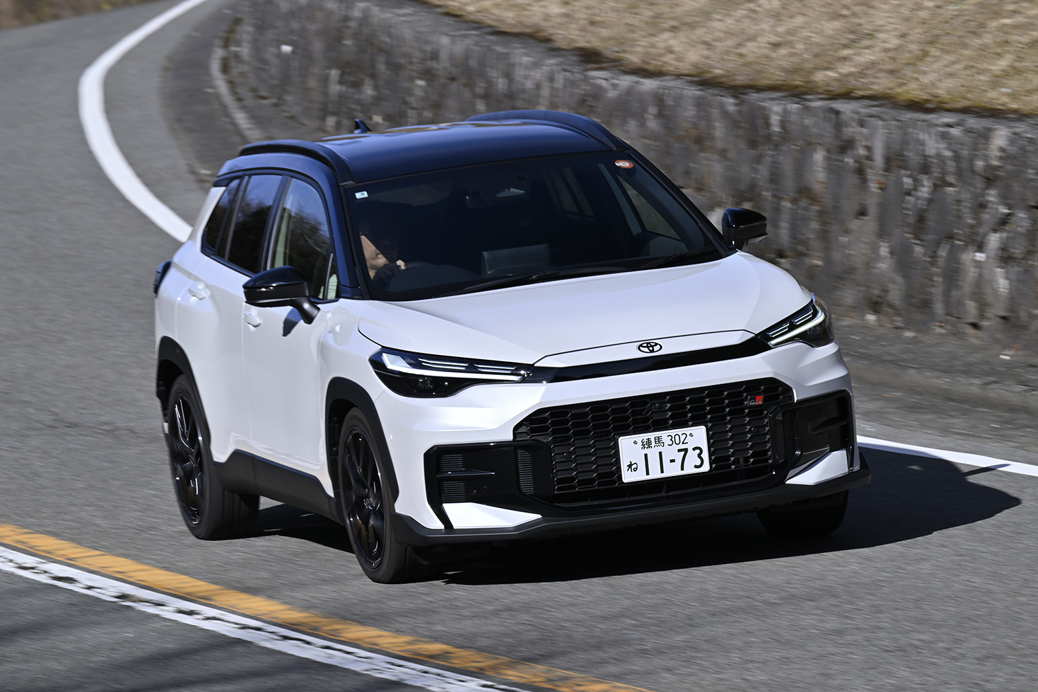 トヨタ・カローラクロスGR SPORTの走行シーン