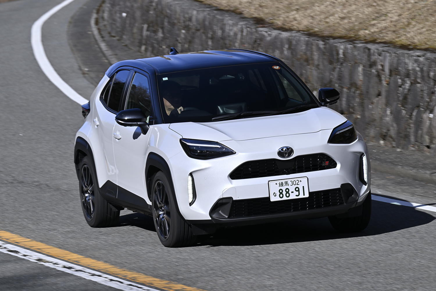 トヨタ・ヤリスクロスGR SPORTの走行シーン