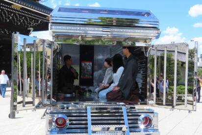 伝統ある東本願寺前でギラギラのデコトラ車内を茶室化して茶会だと!?　強烈インパクトの裏にある壮大な狙い