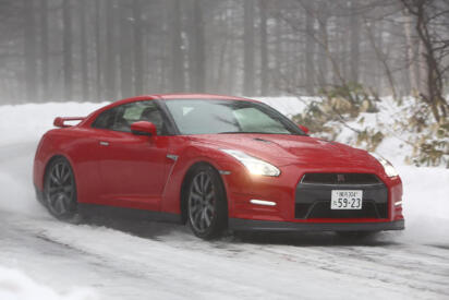 雪道で「4WDは無敵」の錯覚はなぜ起こる？　「走る」「曲がる」「止まる」のうち「走る」だけが突出していることを理解しないと大事故になる
