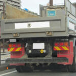 【画像】泥や小石の跳ね上げを防ぐため……はわかるけど後続車が眩しいステンレス板はなぜ？　トラックの「ピカピカの泥よけ」はドレスアップだけじゃない「安全面」の役割も担っていた！ 〜 画像4
