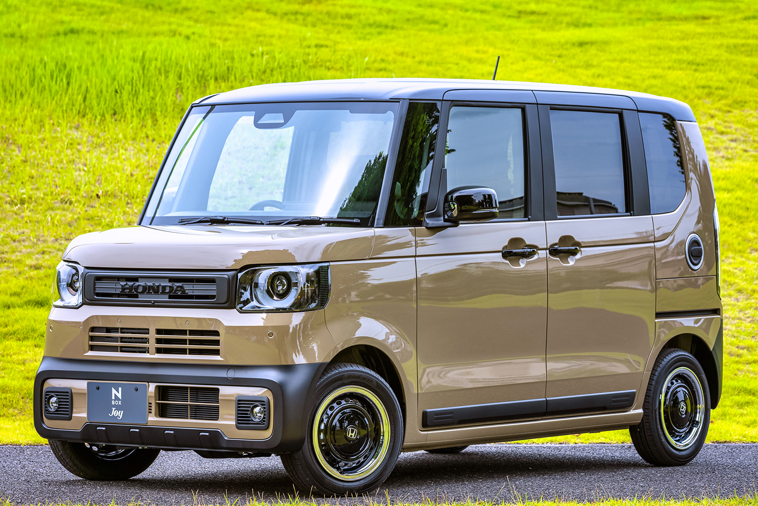 新型ホンダN-BOX ジョイ ブラックスタイル フロントスタイリング