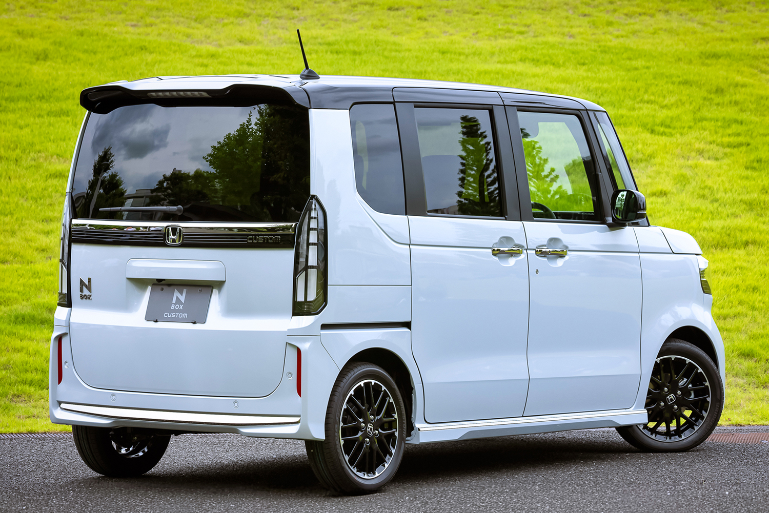 新型ホンダN-BOX カスタム リヤスタイリング