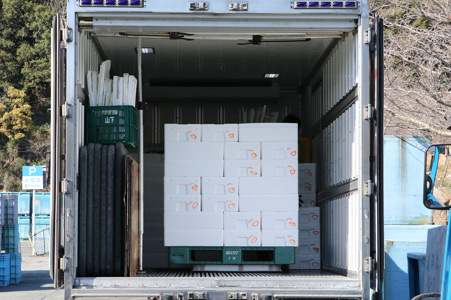 トラックの荷台