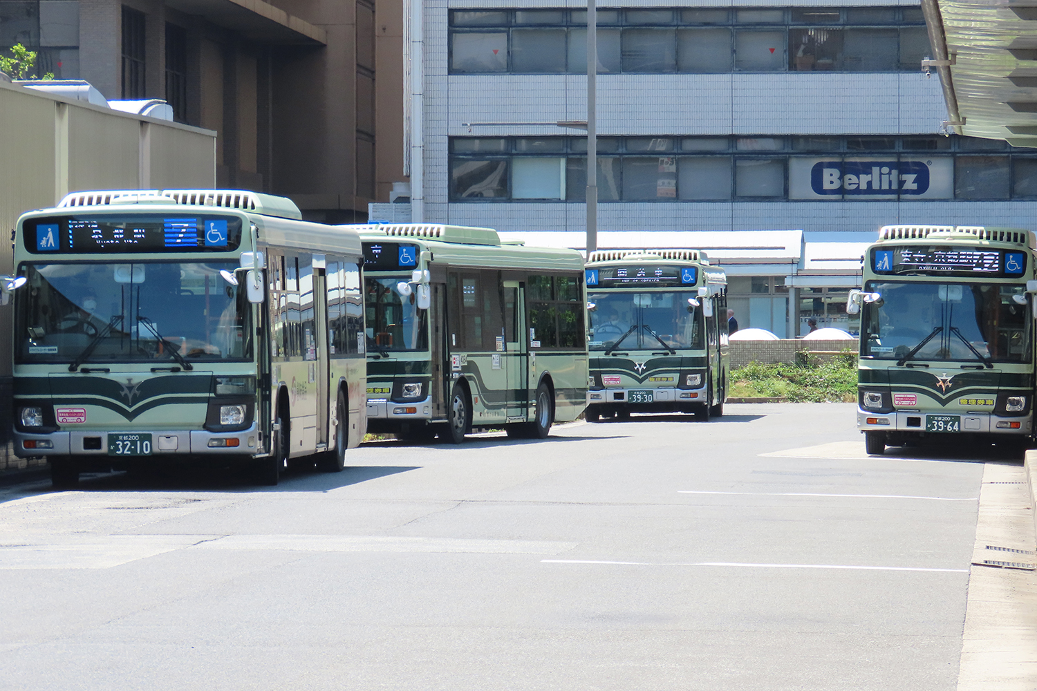ターミナル駅前のバス停留所