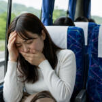 修学旅行で地獄を味わった人も多いはず！　バスのクルマ酔いはなぜ起こる？　メカニズムと対処法とは