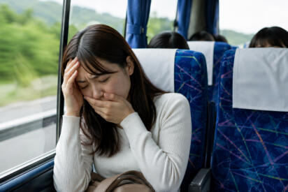 修学旅行で地獄を味わった人も多いはず！　バスのクルマ酔いはなぜ起こる？　メカニズムと対処法とは