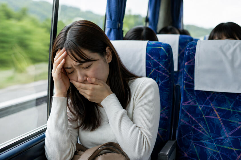 修学旅行で地獄を味わった人も多いはず！　バスのクルマ酔いはなぜ起こる？　メカニズムと対処法とは
