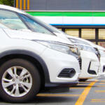店舗を利用しないのにコンビニやスーパーに駐車するクルマがけっこういる！　これって違法行為？