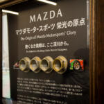 【画像】原点「深川」の地にマツダモータースポーツの拠点が爆誕！　パーツ販売に歴史展示にシミュレーターまであるファンなら訪問必至の施設だった 〜 画像30