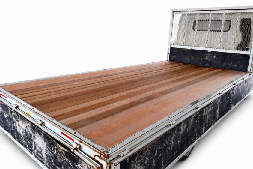 トラックの荷台の床を見たら……「木」ってなんで？　令和の時代でもあえて「木の板」が使われるワケ
