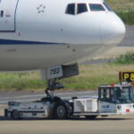 【画像】このサイズのクルマで重さはなんと40〜50トン！　飛行機を引っ張る「トーイングカー」もまた怪物グルマだった 〜 画像4