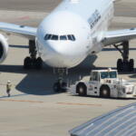 【画像】このサイズのクルマで重さはなんと40〜50トン！　飛行機を引っ張る「トーイングカー」もまた怪物グルマだった 〜 画像3