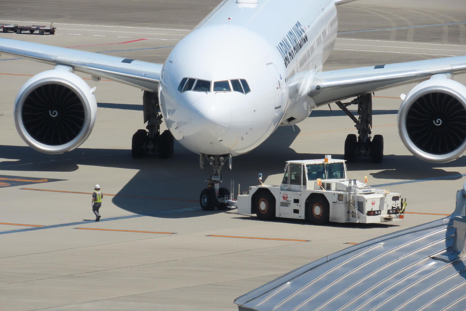 航空機を牽引するトーイングカー