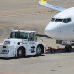 このサイズのクルマで重さはなんと40〜50トン！　飛行機を引っ張る「トーイングカー」もまた怪物グルマだった