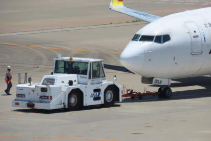 このサイズのクルマで重さはなんと40〜50トン！　飛行機を引っ張る「トーイングカー」もまた怪物グルマだった