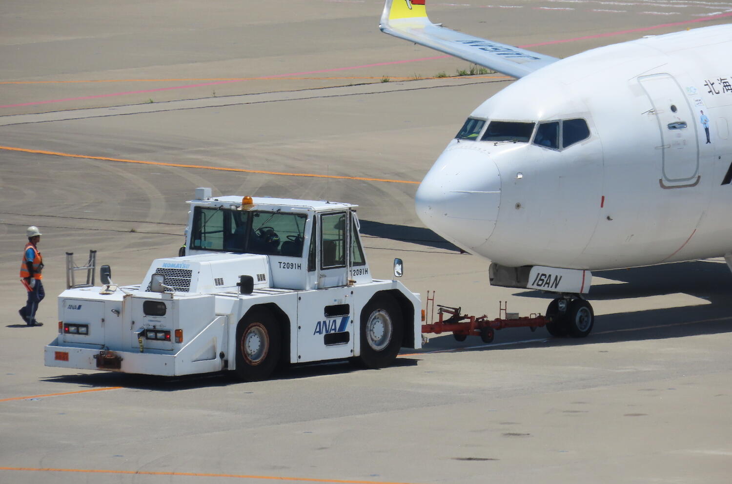 飛行機を牽引する「トーイングカー」のヒミツ