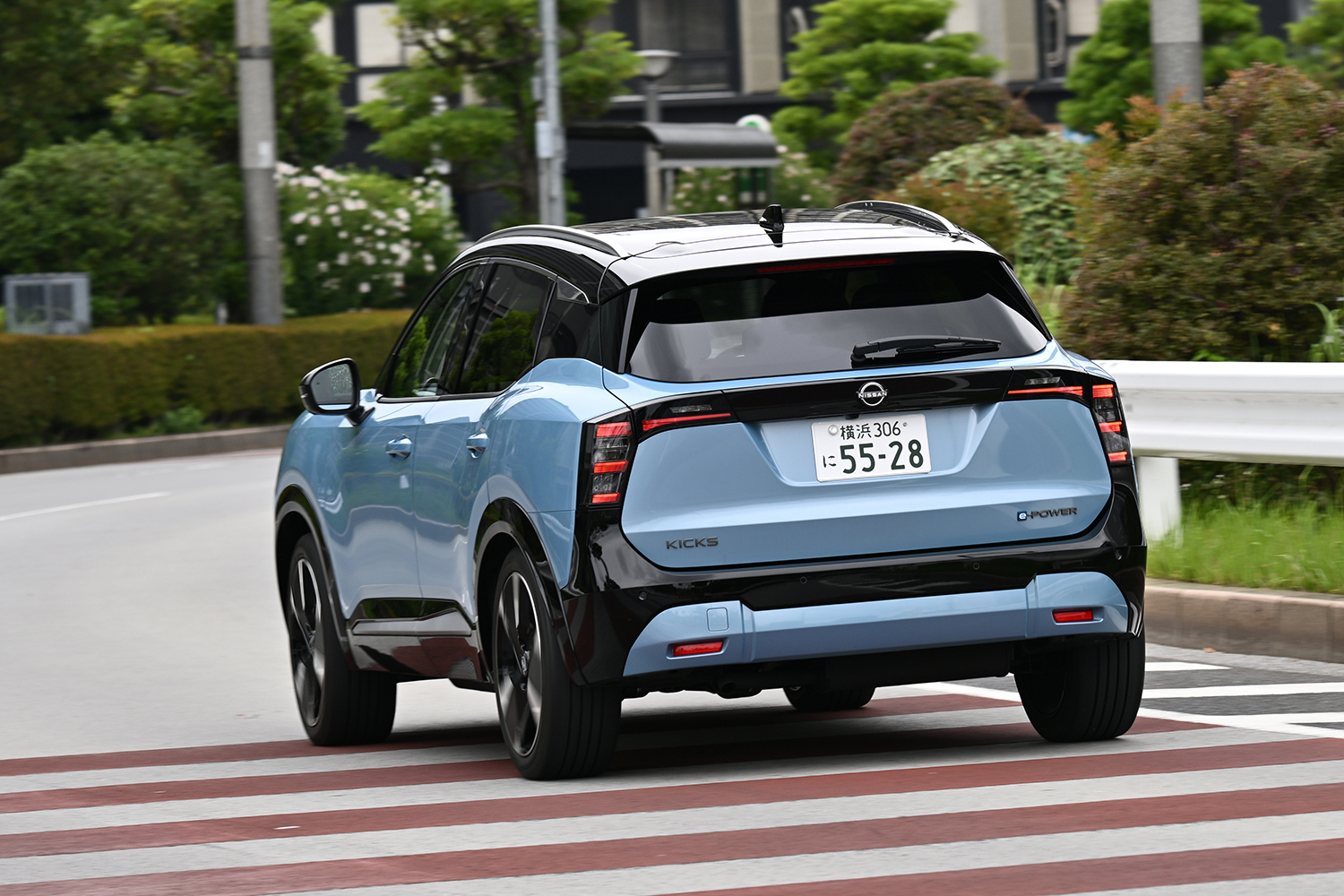 日産新型キックスの街中におけるコーナリングシーン