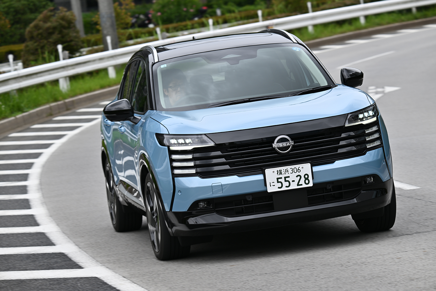 日産新型キックスのFFモデルの市街地走行シーン