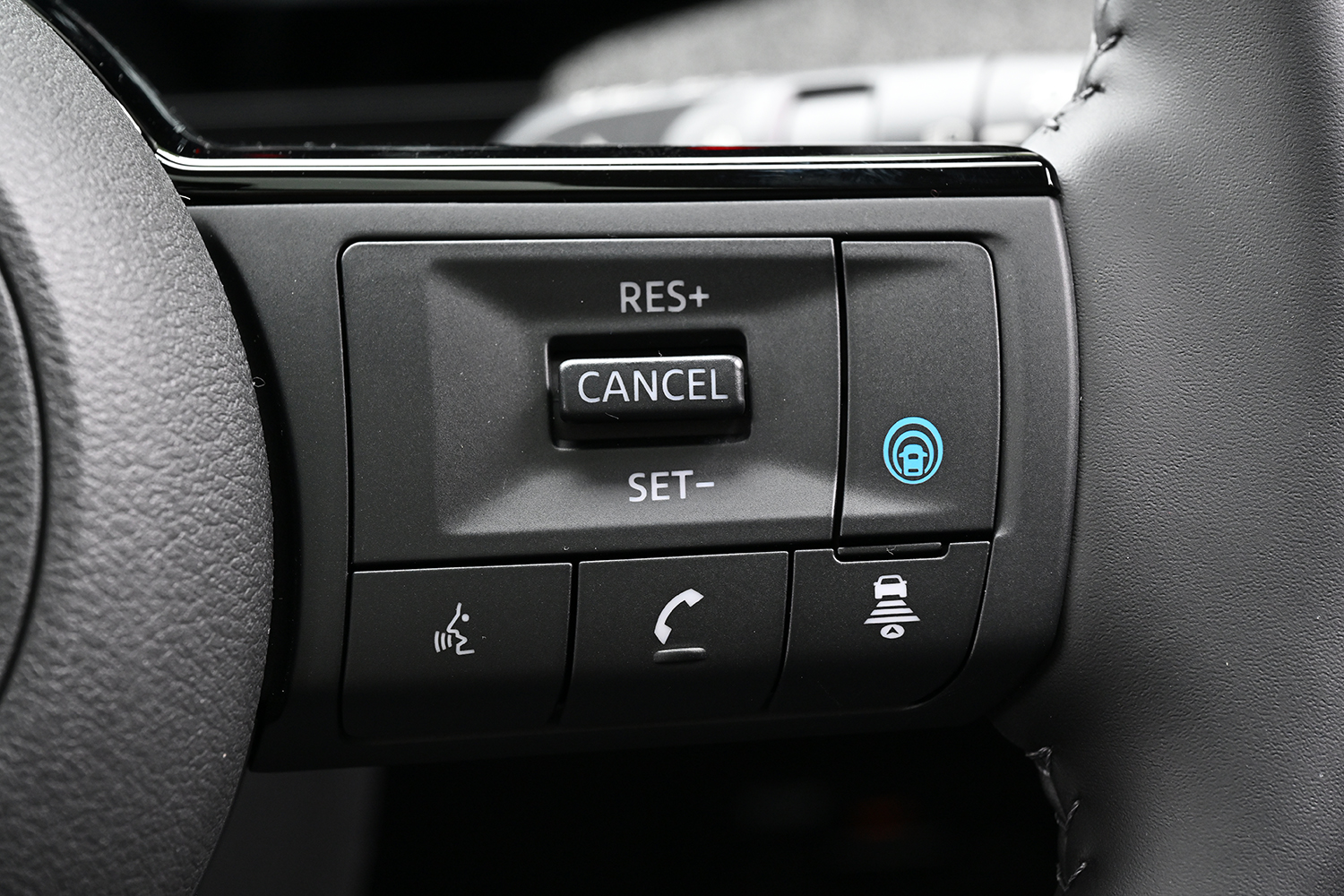 日産新型キックスのステアリングにあるプロパイロットのスイッチ