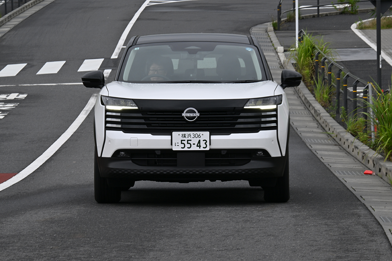 日産新型キックスの街中走行シーン