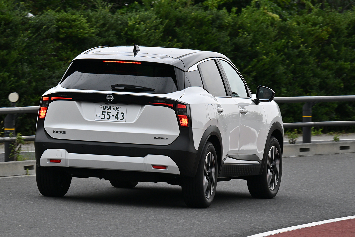 日産新型キックスの減速シーン