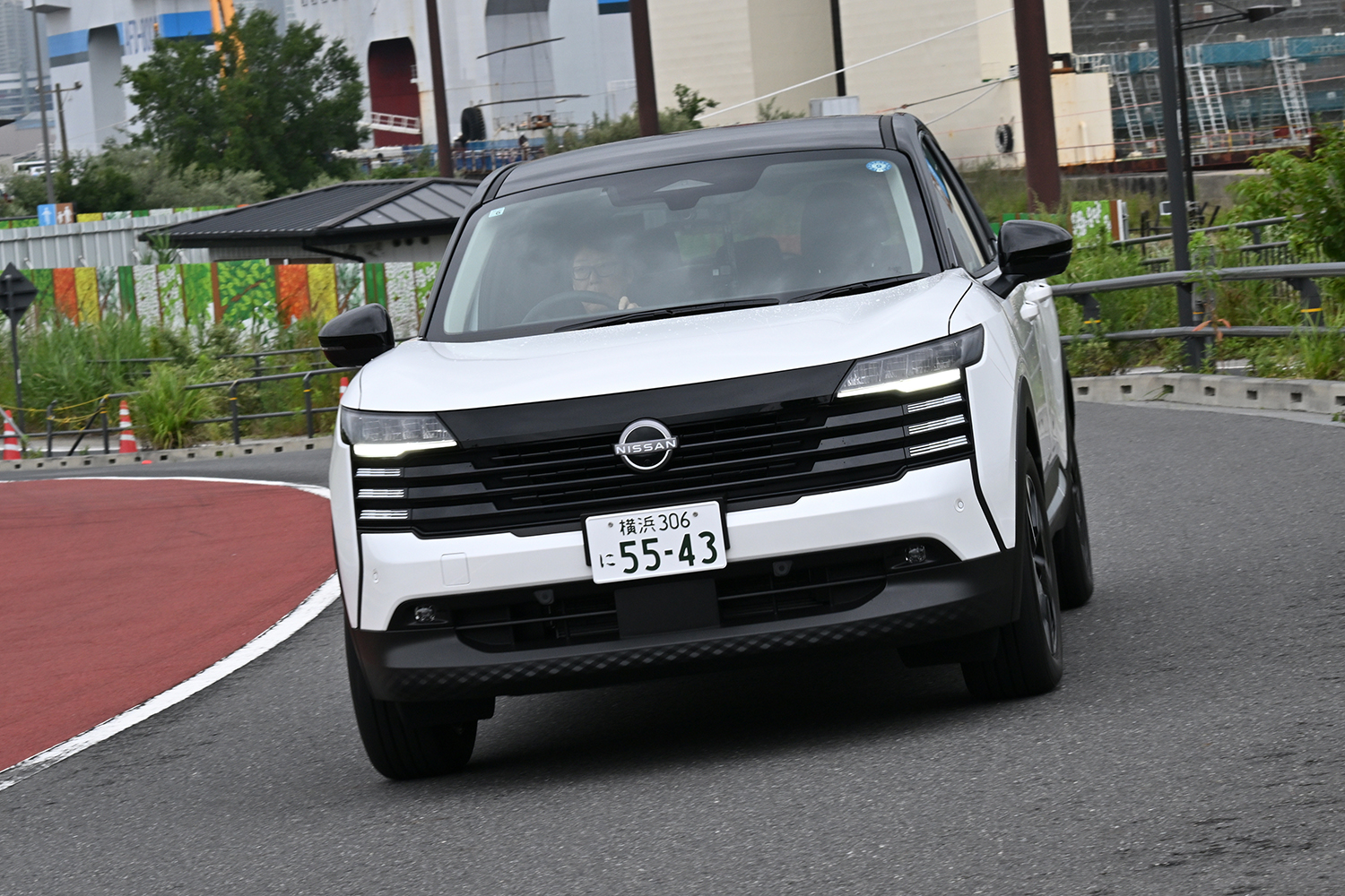 日産新型キックスの4WDモデルの市街地走行シーン