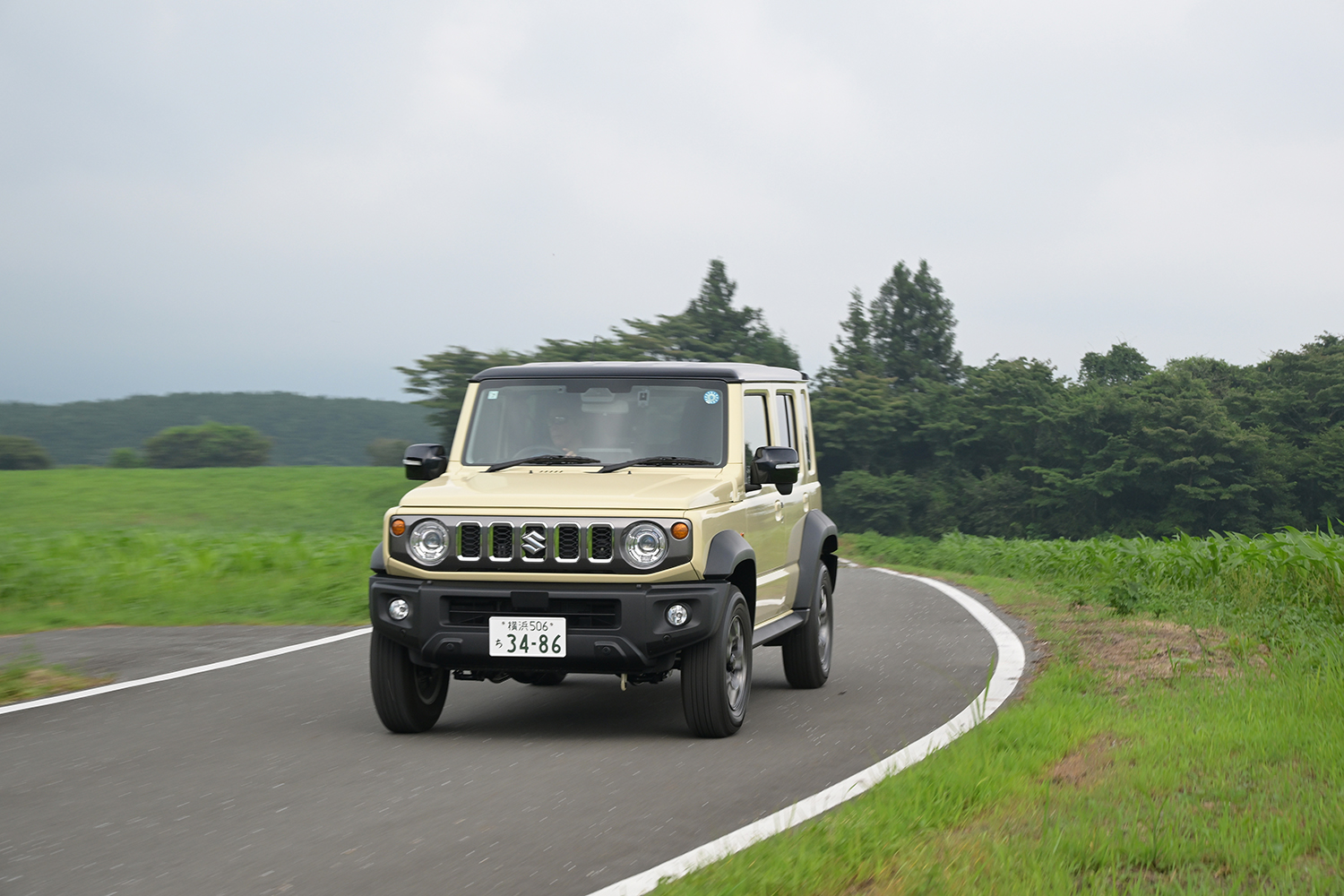 ジムニーノマドの舗装路走行シーン