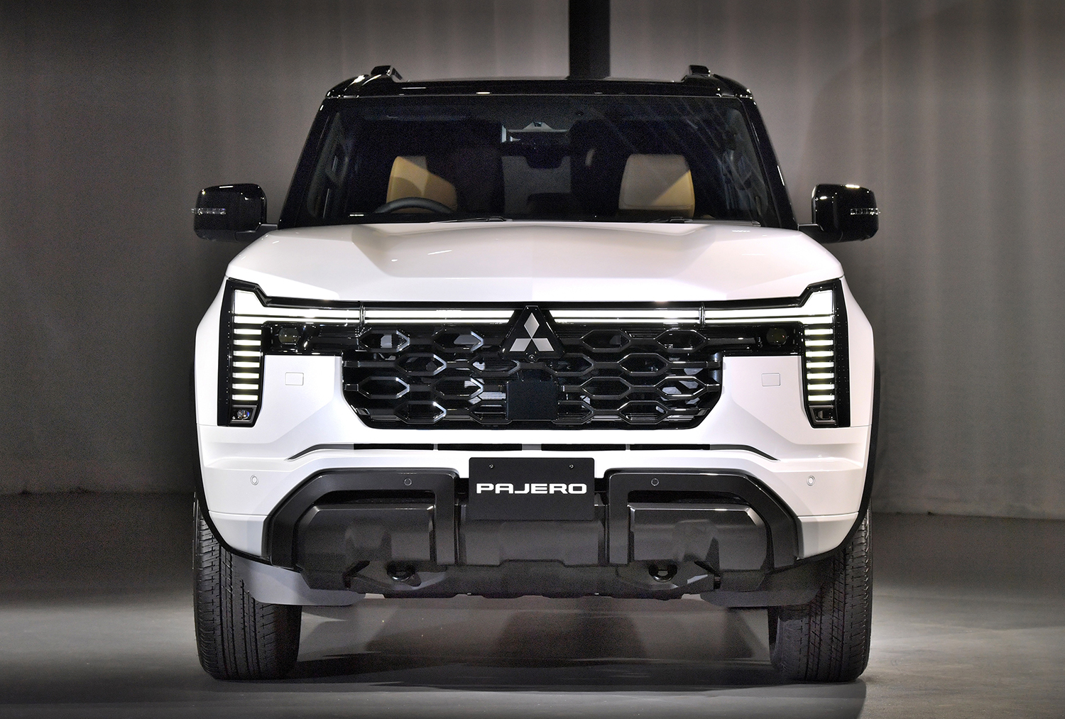 世界初公開された新型三菱パジェロは2.4Lディーゼル＋８速AT！　実車に触れて確認した詳細情報のすべて