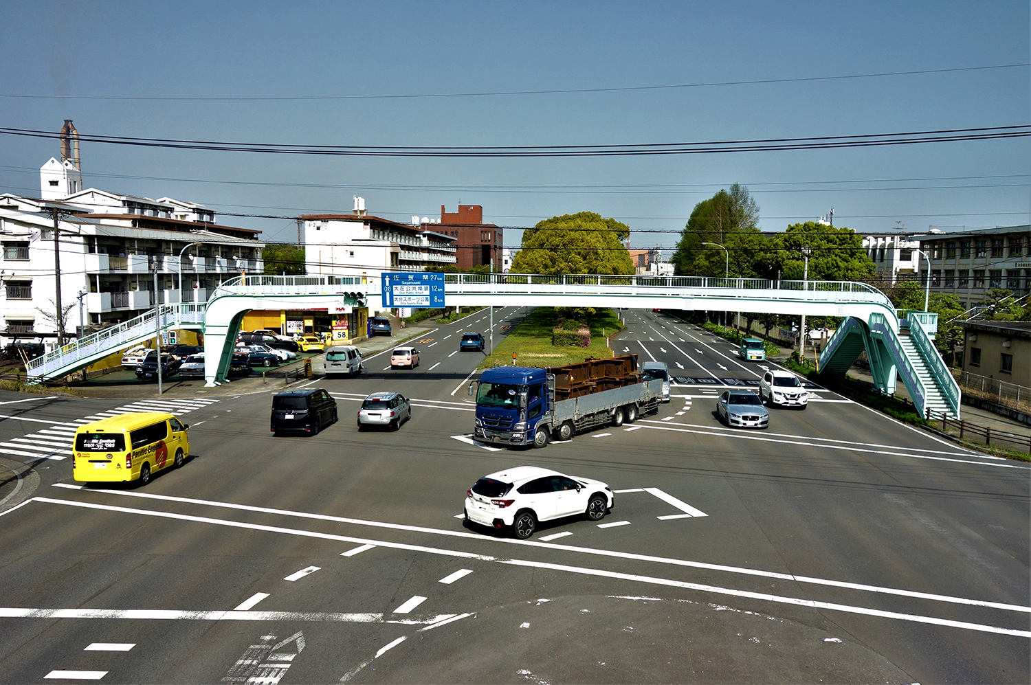 右折待ちは必ず自身のいる車線内で待機するべし 〜 画像1