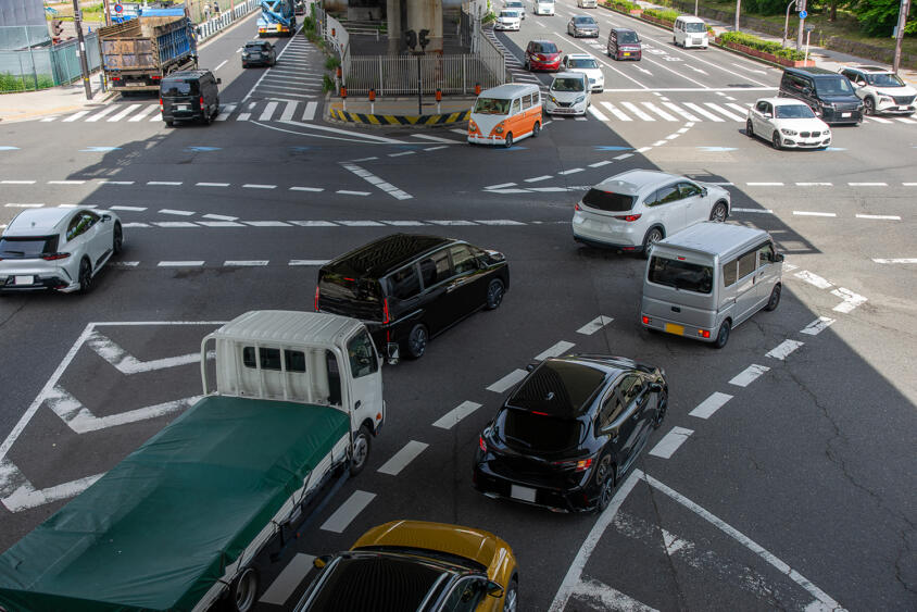 対向車が見えにくいからって鼻先を対向車線にはみ出して右折待ち！　よく見かけるこの光景じつは「違反」です!!