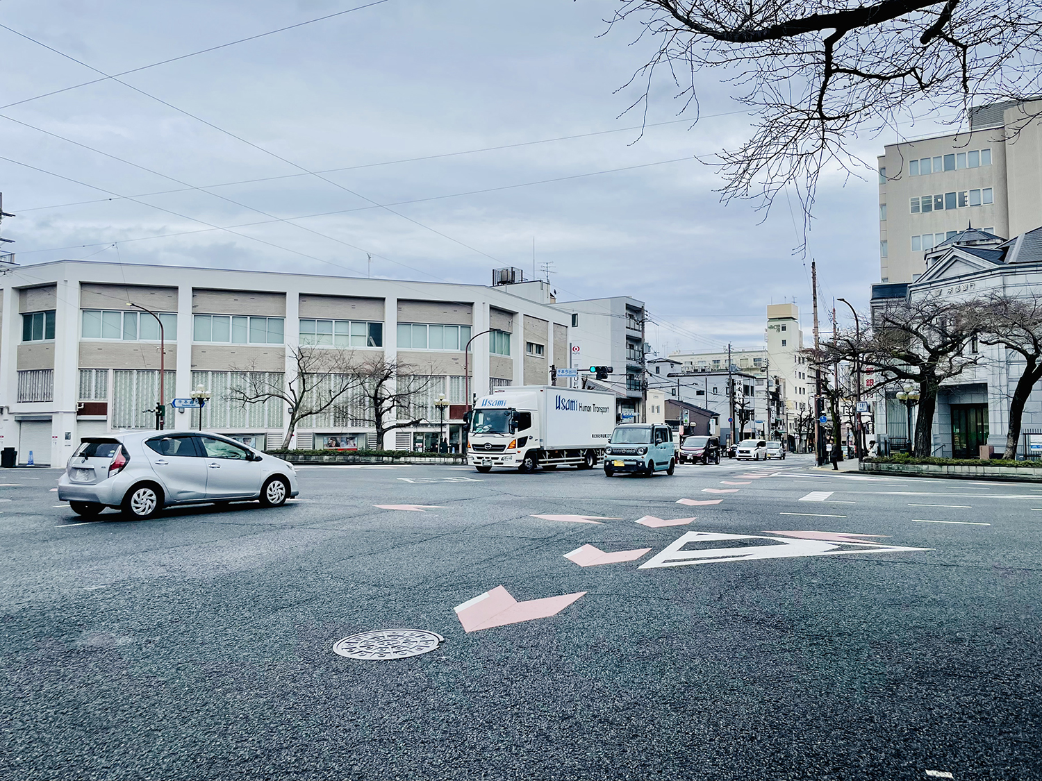 右折待ちは必ず自身のいる車線内で待機するべし 〜 画像2