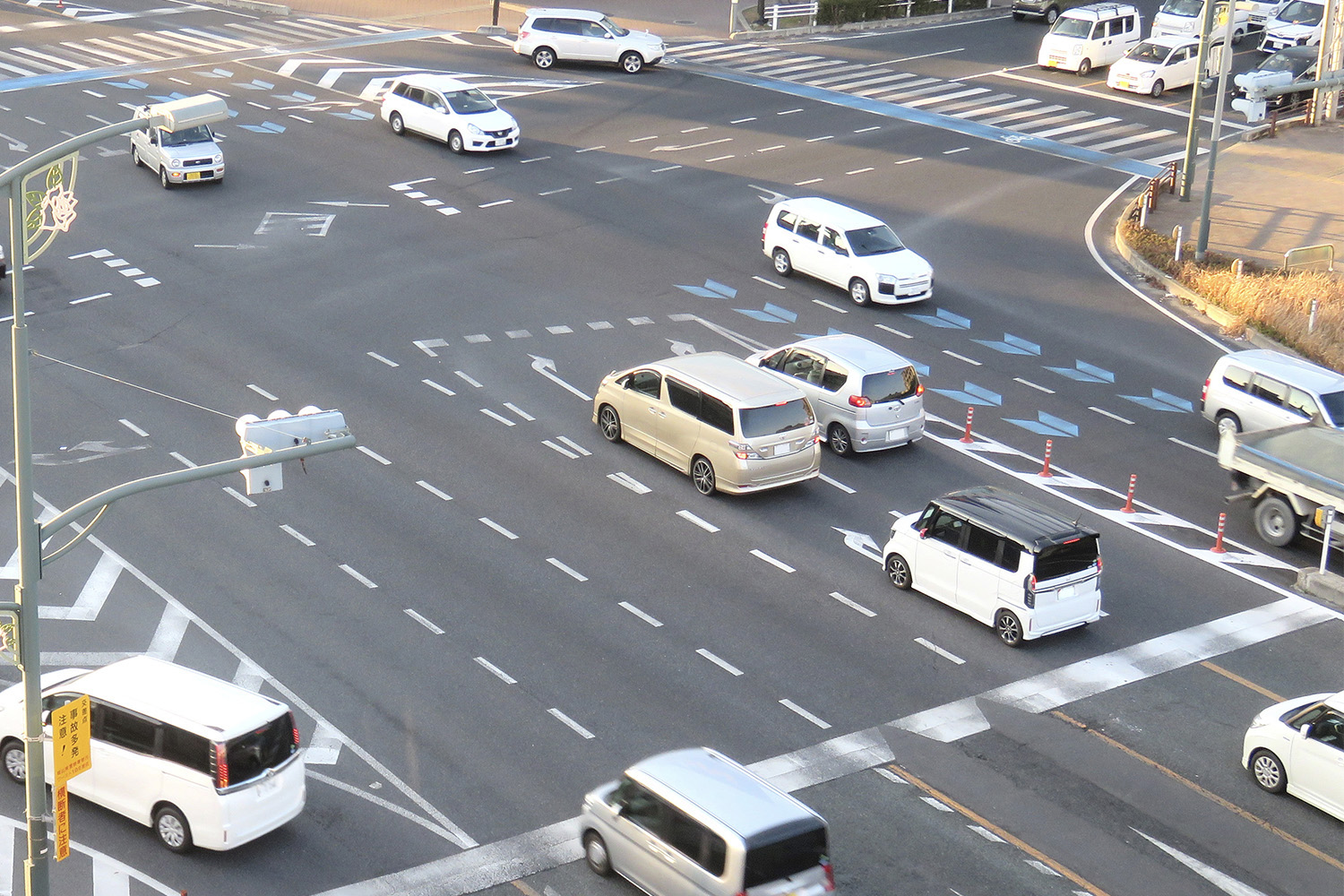 右折待ちは必ず自身のいる車線内で待機するべし 〜 画像3