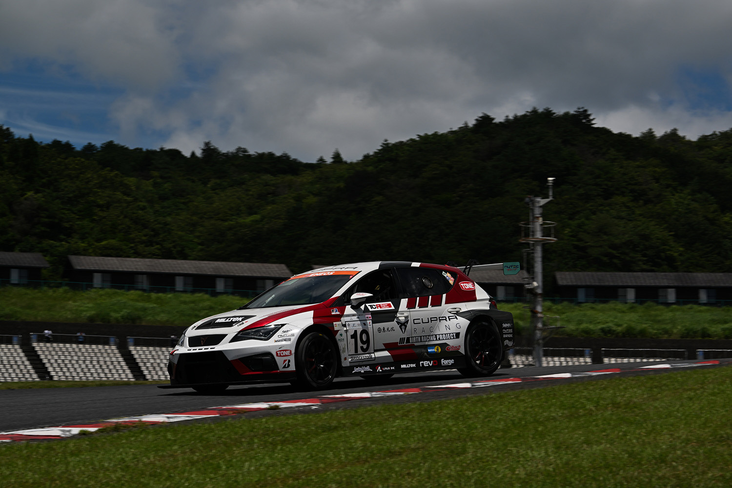 日本最大級のプライベーター「Birth Racing Project」にレースチームの資金事情を直撃した 〜 画像1