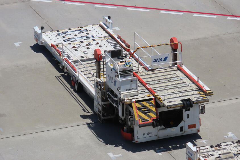飛行機好きじゃなくても空港は行く価値あり！　ほかじゃ見られない「特殊な働くクルマ」の天国だった