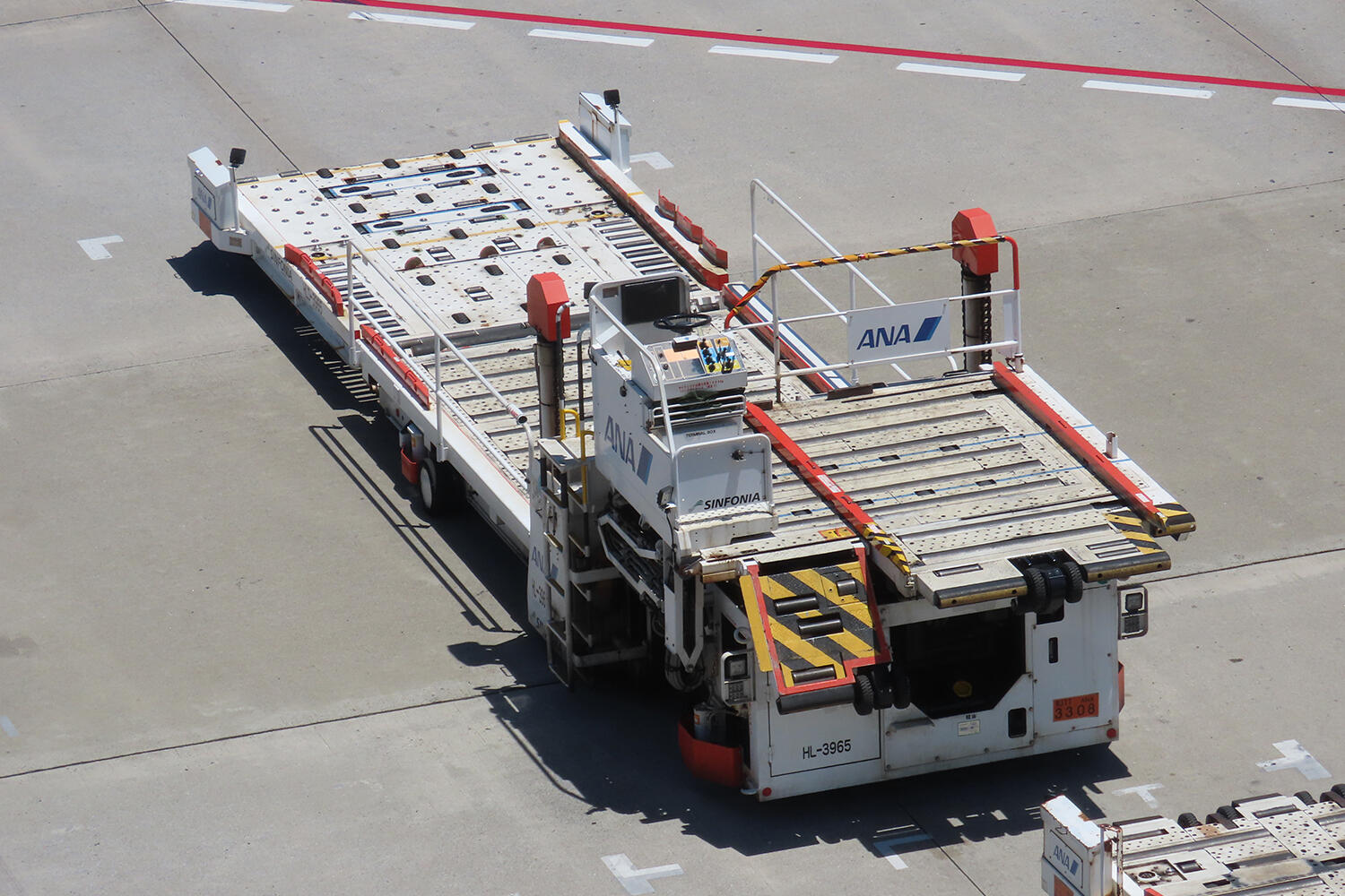 飛行機好きじゃなくても空港は行く価値あり！　ほかじゃ見られない「特殊な働くクルマ」の天国だった