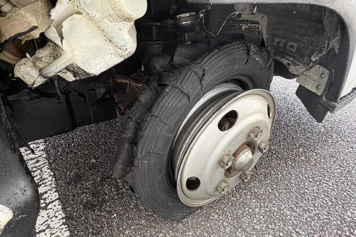 トラブルで停止したトラックのイメージ 〜 画像11