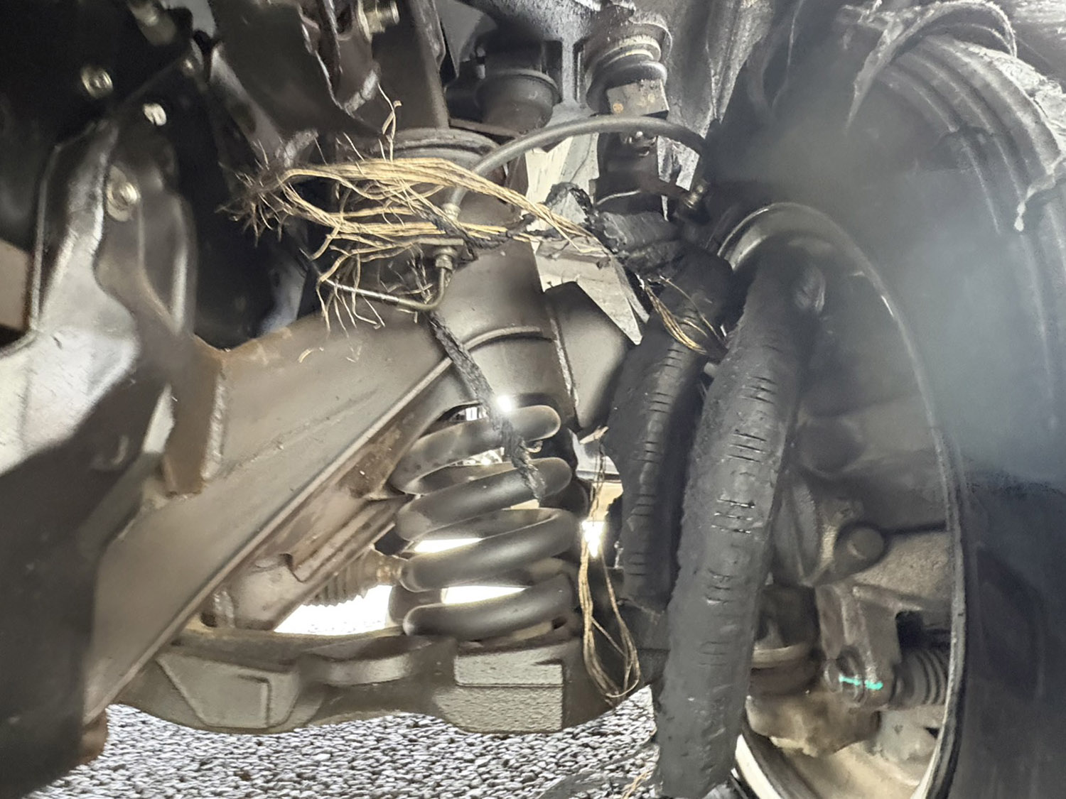 タイヤのバーストは外装やエンジンまでも破壊する重大トラブルだった 〜 画像1