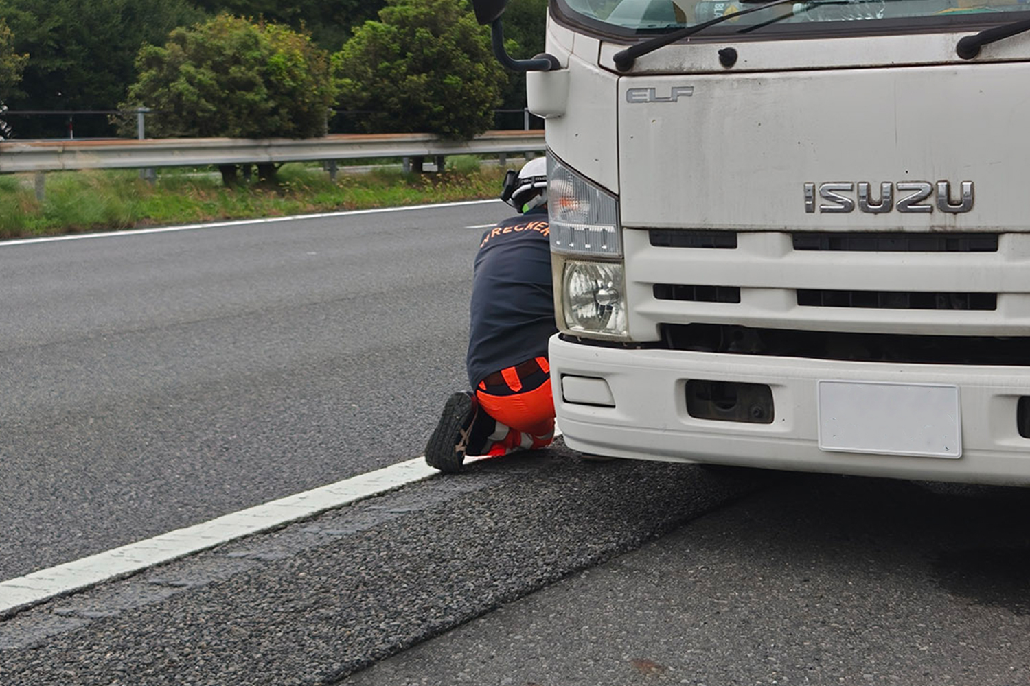 トラブルで停止したトラックのイメージ 〜 画像12