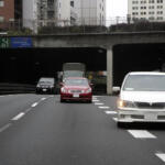 合流するときは「合流車線の先端」で！　手前のほうで本線にねじ込むクルマは渋滞を増やす原因でしかない!!