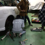 【画像】よく考えたらなんで上下一体？　自動車メカニックが当たり前のように着ている「ツナギ」の歴史 〜 画像6
