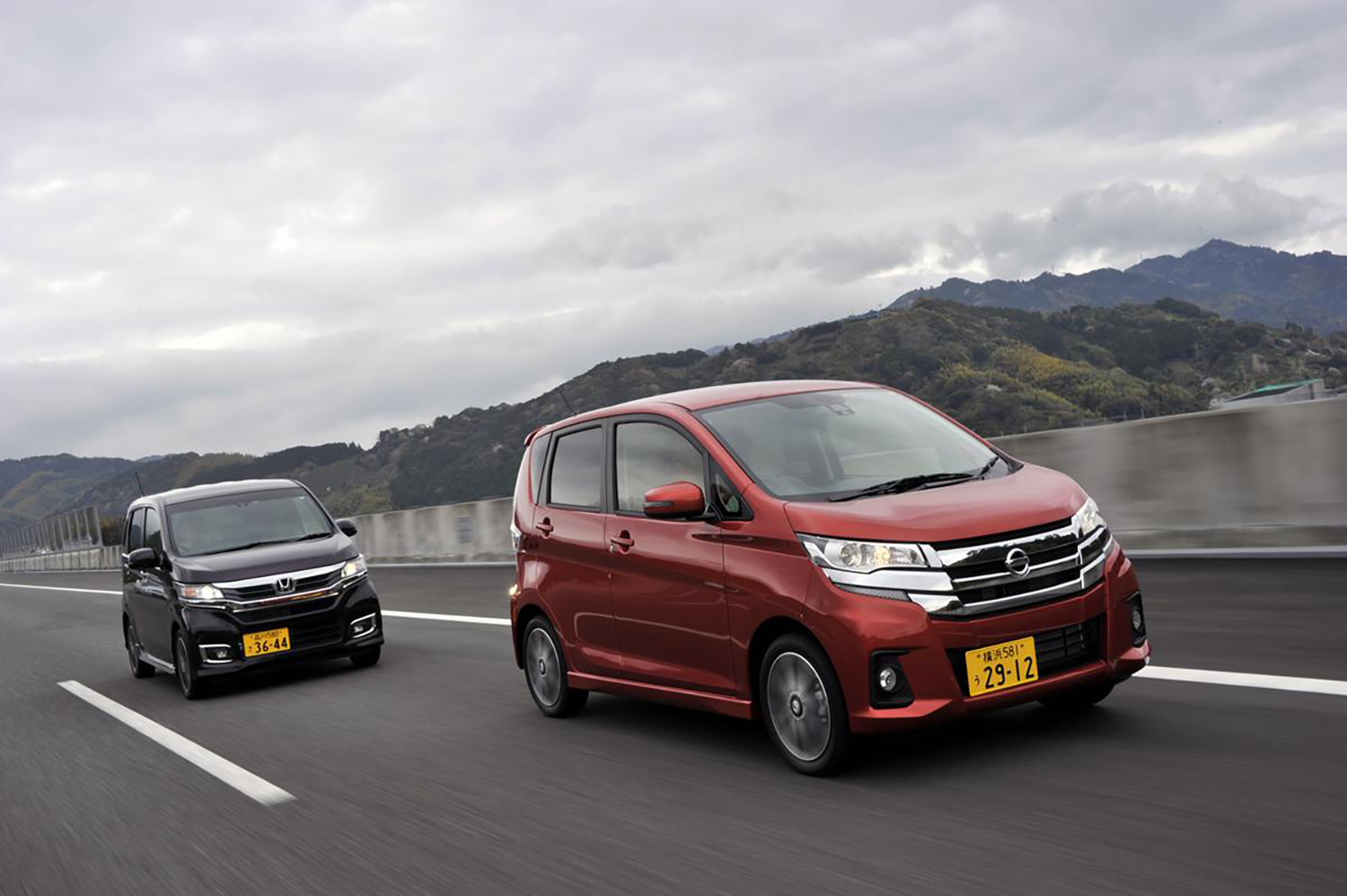 高速道路を走る軽自動車