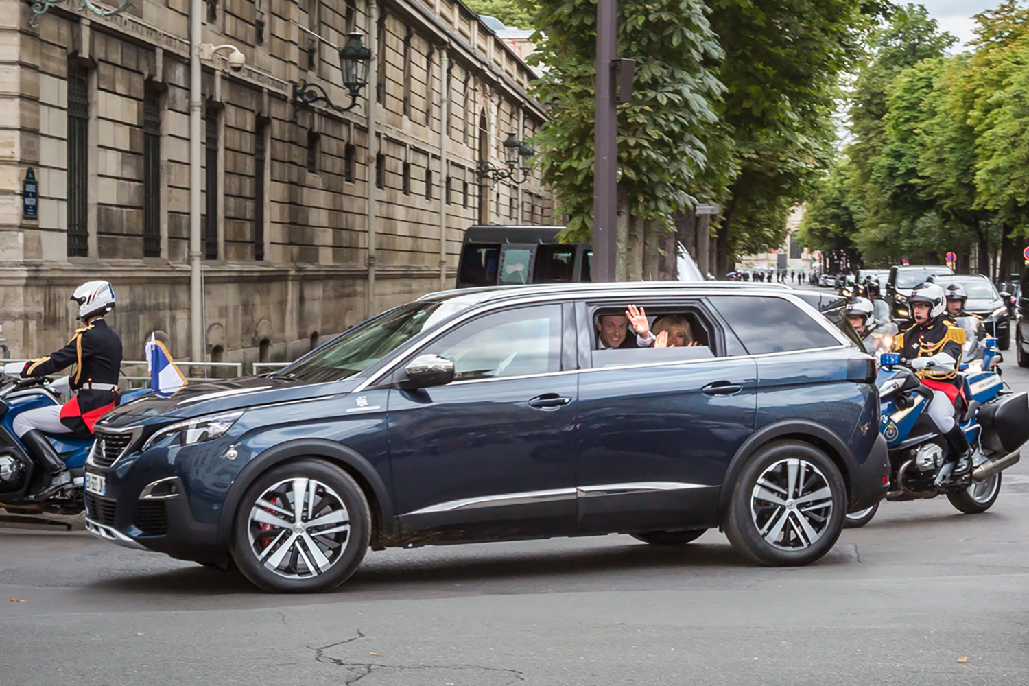 フランスの大統領専用車（プジョー5008）